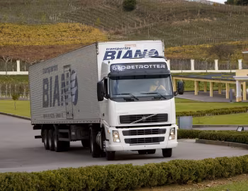 Volvo FH 440 4×2T Globetrotter cab [Brazil] '2006–11
