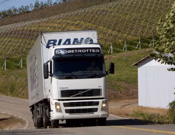 Volvo FH 440 4×2T Globetrotter cab [Brazil] '2006–11