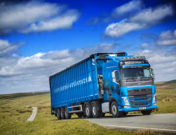 Volvo FH 540 6×2 tag-axle tractor Globetrotter cab [UK-spec] '2013–pr.