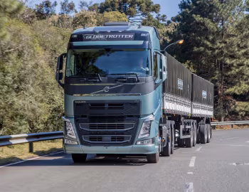 Volvo FH 540 6×2 tandem-axle lift tractor Globetrotter cab [Brazil] '2013–pr.