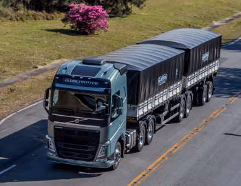 Volvo FH 540 6×2 tandem-axle lift tractor Globetrotter cab [Brazil] '2013–pr.