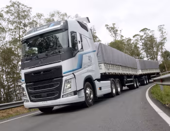 Volvo FH 540 I-Shift 6×4 tractor Globetrotter cab "40 anos Volvo no Brasil" [Brazil] '2019