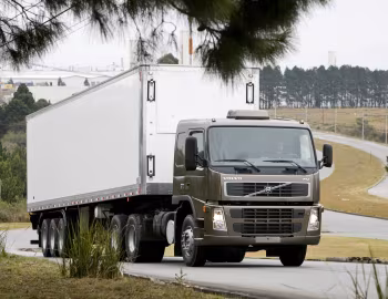Volvo FM 370 6×2 tractor Sleeper cab [Brazil] '2009–????