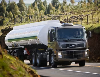 Volvo FM 370 6×2 tractor Sleeper cab [Brazil] '2009–????
