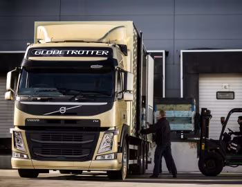 Volvo FM 370 6×2 rigid Globetrotter cab [UK-spec] '2013–н.ч.