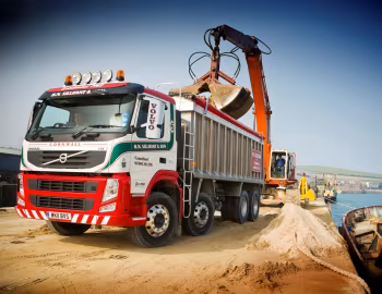 Volvo FM 460 8×4 rigid Day cab with Wilcox tipper body [UK-spec] '2010–13