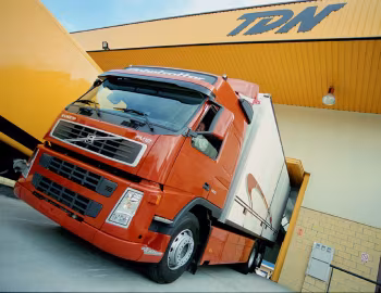 Volvo FM12 380 6×2 rigid Globetrotter cab with PLS body '2001–05