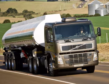 Volvo FM 370 6×2 tractor Sleeper cab [Brazil] '2009–????