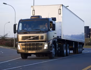 Volvo FM 370 6×2 tractor Sleeper cab [Brazil] '2009–????