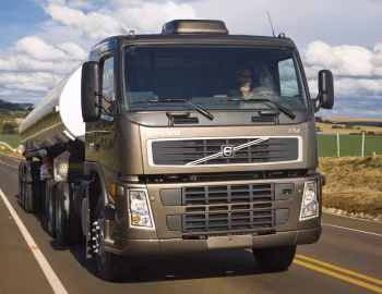 Volvo FM 370 6×2 tractor Sleeper cab [Brazil] '2009–????