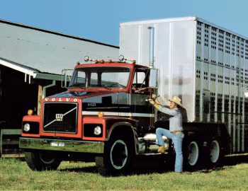 Volvo N1023 Tractor Truck [US-spec] '1973–????