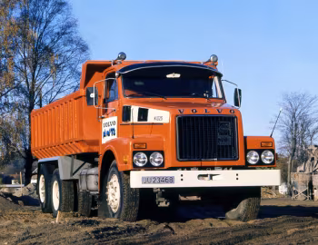 Volvo N1025-42 6×2 rigid tipp Sörling [EU-spec] '1973–74