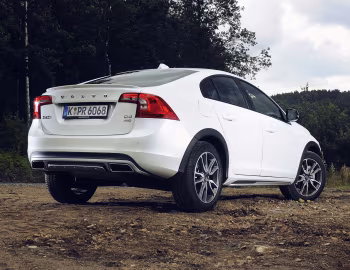 Volvo S60 Cross Country [Worldwide] '2015–18