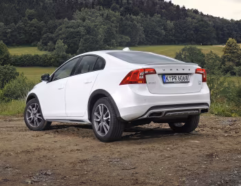 Volvo S60 Cross Country [Worldwide] '2015–18