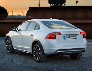Volvo S60 Cross Country [Worldwide] '2015–18