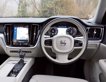 Painel frontal Volvo S60 T4 Momentum [Japan] '2019–pr.