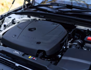 Sous la capuche Volvo S60 T4 Momentum [Japan] '2019–pr.