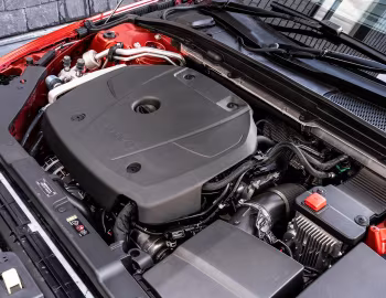 Sous la capuche Volvo S60 T5 R-Design [UK-spec] '2019–pr.