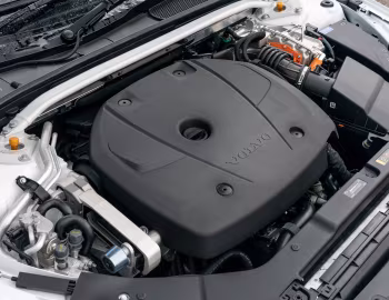 Sous la capuche Volvo S60 T8 Polestar Engineered [UK-spec] '2019–pr.