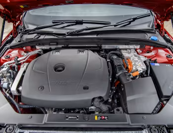 Sous la capuche Volvo S60 T8 R-Design [UK-spec] '2019–pr.