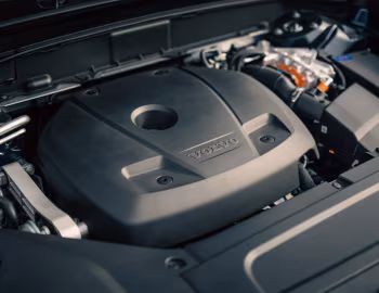 Sous la capuche Volvo S90 T8 AWD Recharge R-Design [Japan] '2021–pr.