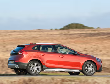 Volvo V40 Cross Country D4 [UK-spec] '2013–16