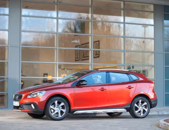 Volvo V40 Cross Country D4 [UK-spec] '2013–16