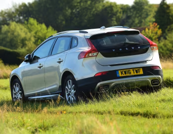 Volvo V40 D2 Cross Country [UK-spec] '2016–19