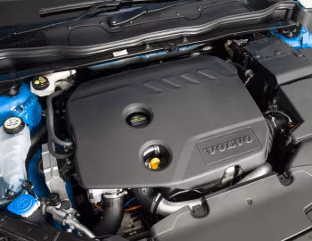 Sob o capô Volvo V40 D2 R-Design [UK-spec] '2013–16