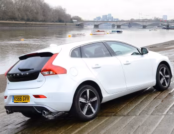 Volvo V40 D2 R-Design [UK-spec] '2016–19
