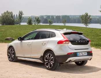 Volvo V40 D3 Cross Country [Worldwide] '2016–19