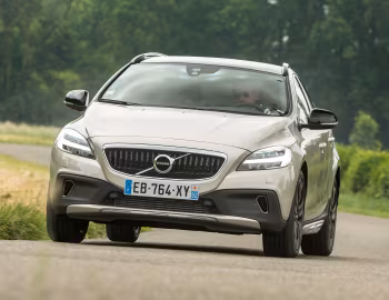 Volvo V40 D3 Cross Country [Worldwide] '2016–19