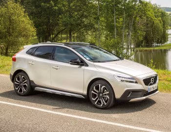 Volvo V40 D3 Cross Country [Worldwide] '2016–19