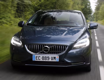 Volvo V40 D4 Inscription [Worldwide] '2016–19