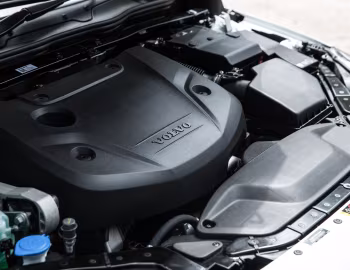 Sous la capuche Volvo V40 D4 Inscription [UK-spec] '2016–19