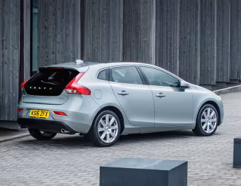 Volvo V40 D4 Inscription [UK-spec] '2016–19