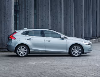 Volvo V40 D4 Inscription [UK-spec] '2016–19