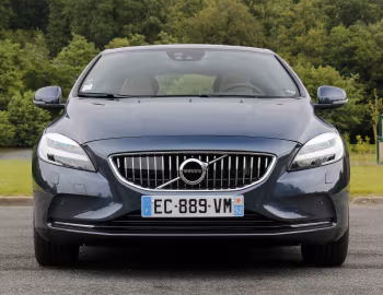 Volvo V40 D4 Inscription [Worldwide] '2016–19