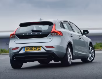 Volvo V40 D4 Inscription [UK-spec] '2016–19