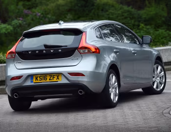 Volvo V40 D4 Inscription [UK-spec] '2016–19