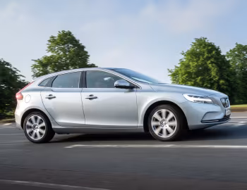 Volvo V40 D4 Inscription [UK-spec] '2016–19