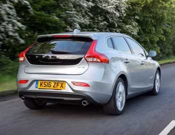 Volvo V40 D4 Inscription [UK-spec] '2016–19