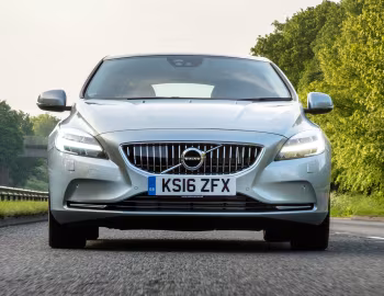 Volvo V40 D4 Inscription [UK-spec] '2016–19