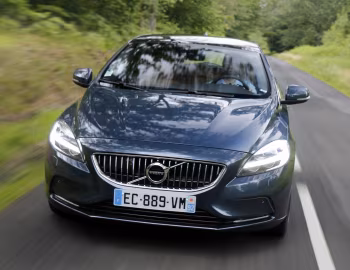 Volvo V40 D4 Inscription [Worldwide] '2016–19