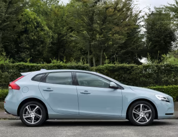 Volvo V40 T3 Momentum [Japan] '2016–19