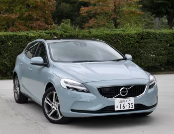 Volvo V40 T3 Momentum [Japan] '2016–19