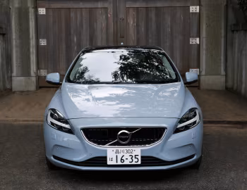 Volvo V40 T3 Momentum [Japan] '2016–19