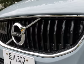 Volvo V40 T3 Momentum [Japan] '2016–19