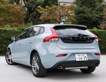 Volvo V40 T3 Momentum [Japan] '2016–19