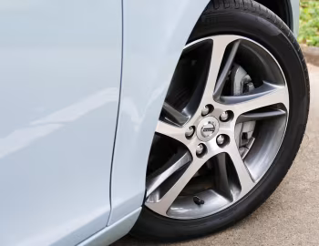 Volvo V40 T3 Momentum [Japan] '2016–19